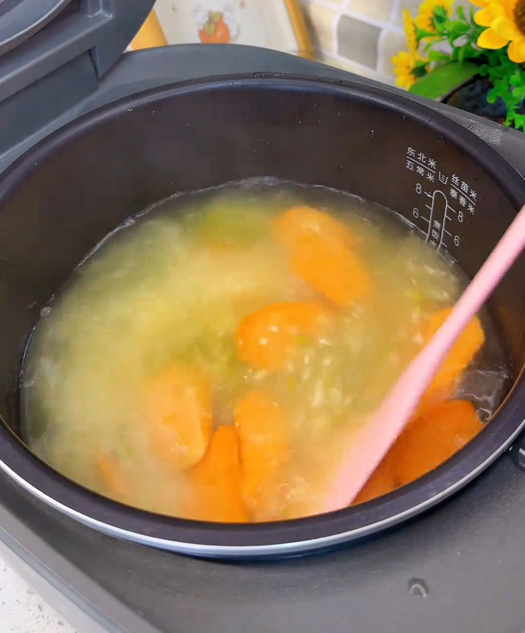 Gently stir to help the sugar begin dissolving and to distribute the ingredients evenly Gently stir to help the sugar begin dissolving and to distribute the ingredients evenly