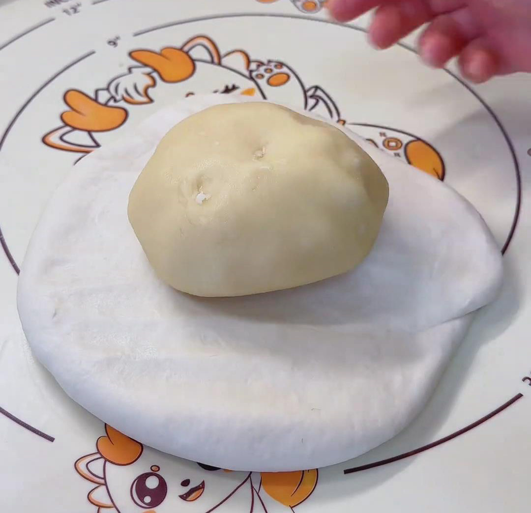 Place the oil paste in the center of the water dough Place the oil paste in the center of the water dough