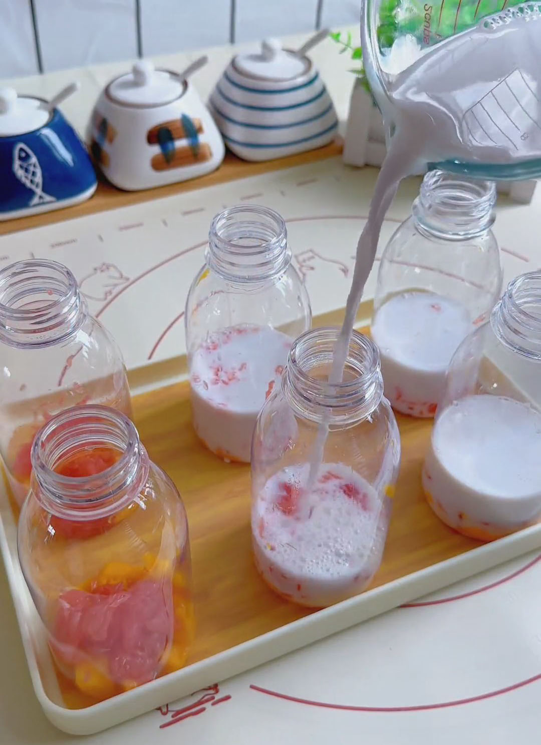 Pour the remaining 150g of plain coconut milk