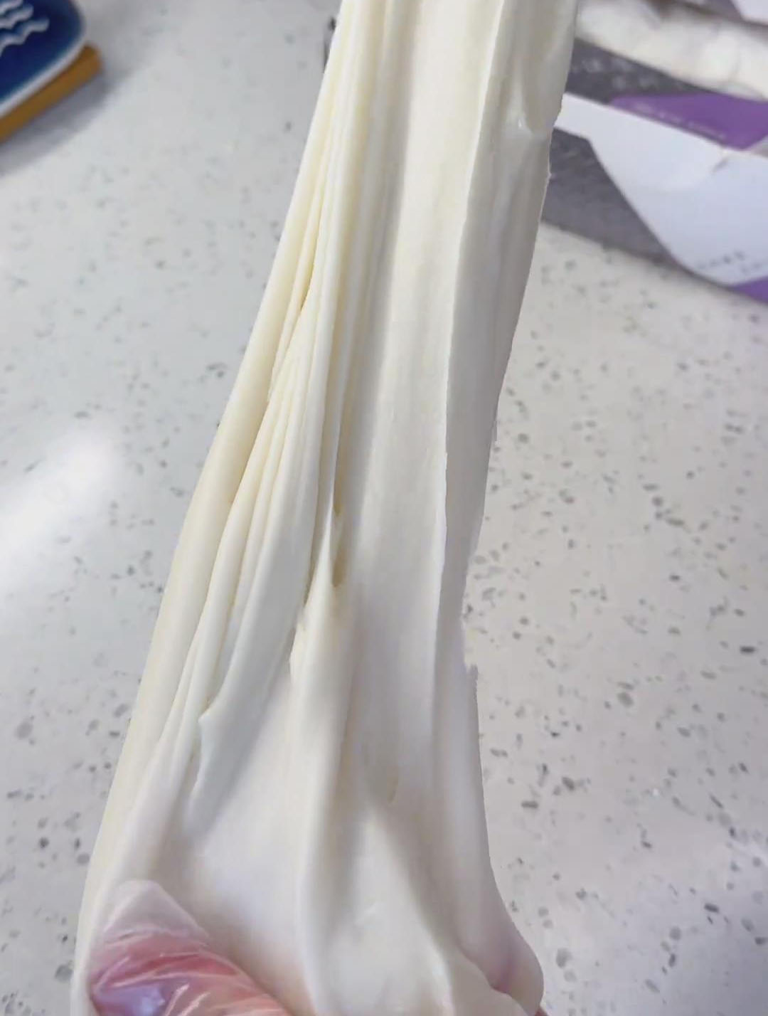 Repeatedly stretch, fold, and pull the muah chee (1) Repeatedly stretch, fold, and pull the muah chee (1)