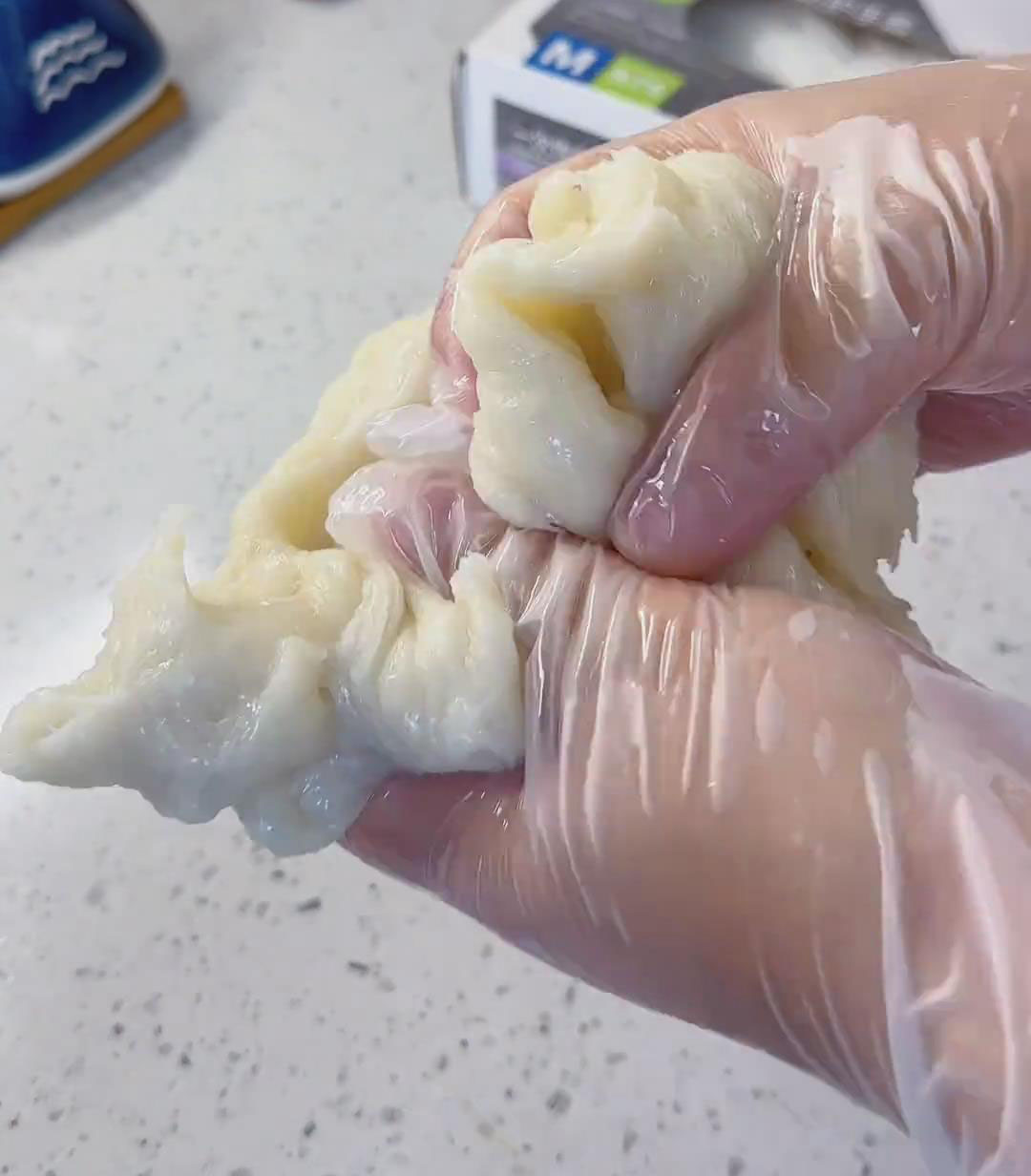 Repeatedly stretch, fold, and pull the muah chee (3) Repeatedly stretch, fold, and pull the muah chee (3)