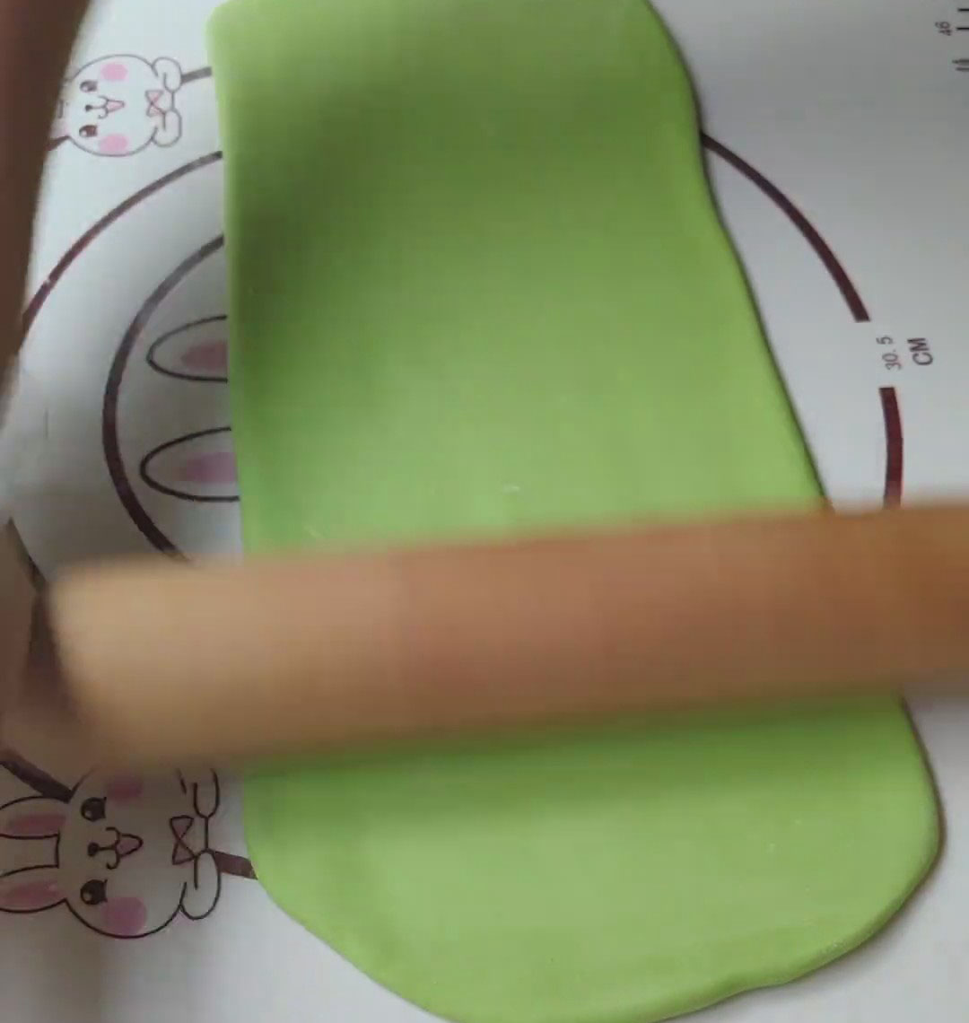 Roll the spinach dough and white dough separately into rectangular sheets Roll the spinach dough and white dough separately into rectangular sheets