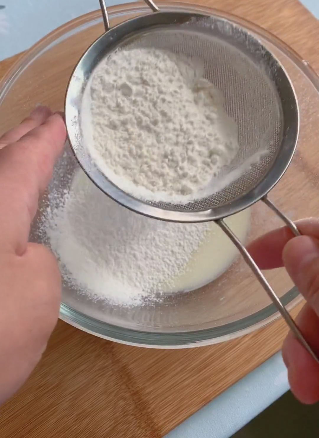 Sift the 40g cake flour directly into the oil milk mixture