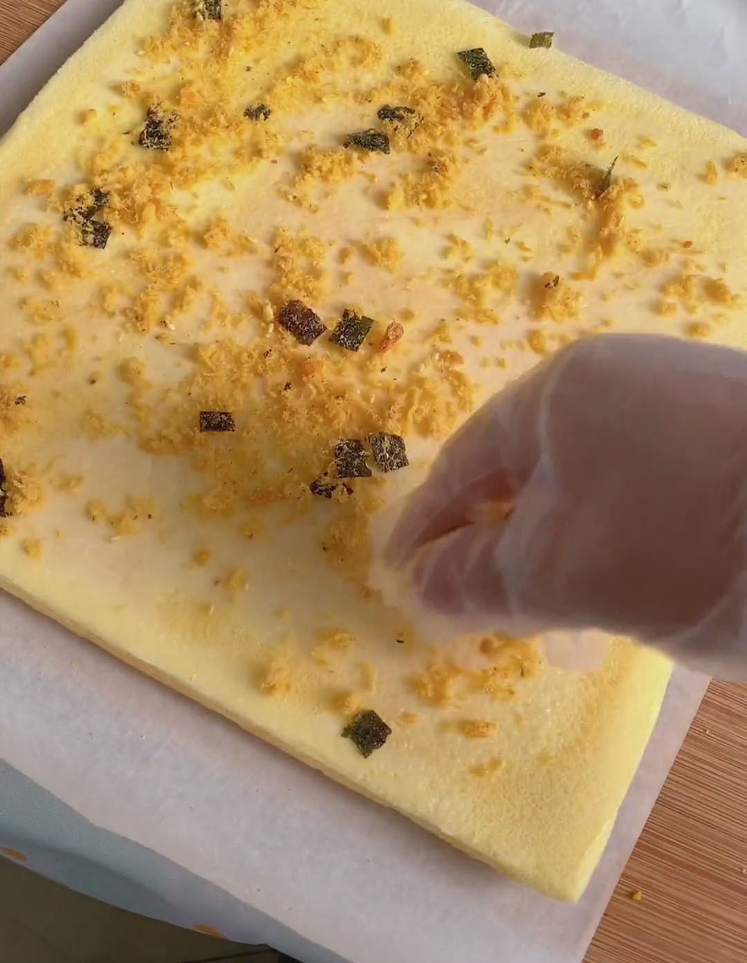 Sprinkle a layer of seaweed pork floss on top of the dressing