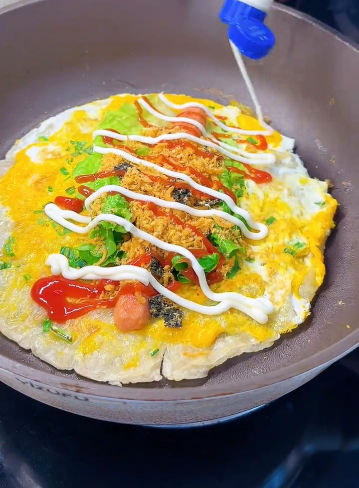Sprinkle evenly with pork floss, then drizzle with ketchup and mayonnaise