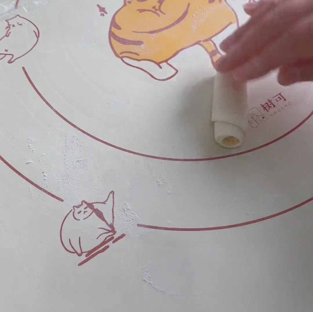 Starting from one end, roll it up tightly into a cylinder2