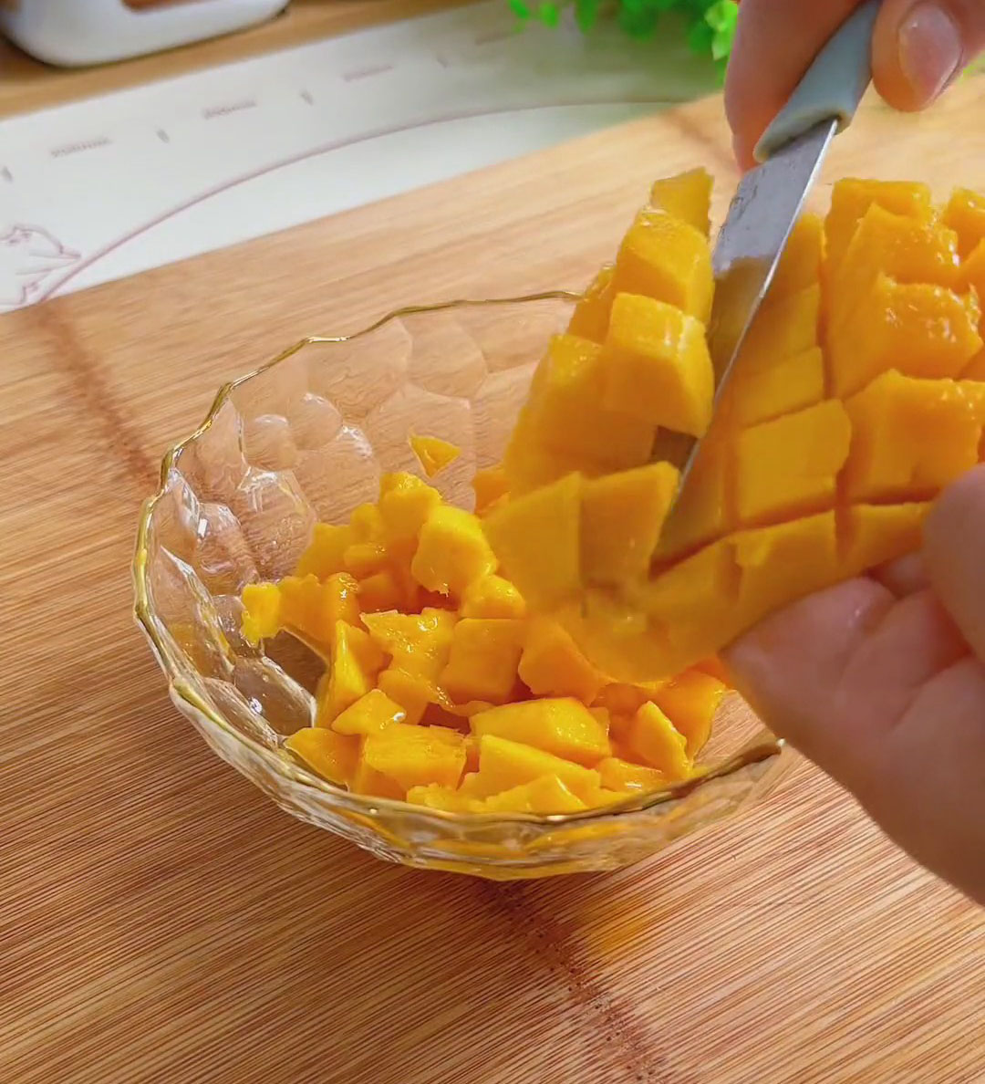 cut off about 100g of 1cm diced mango cubes with a knife