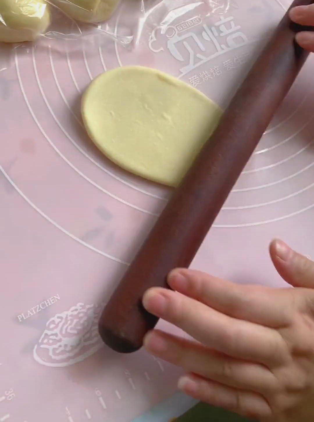 roll into a round wrapper1