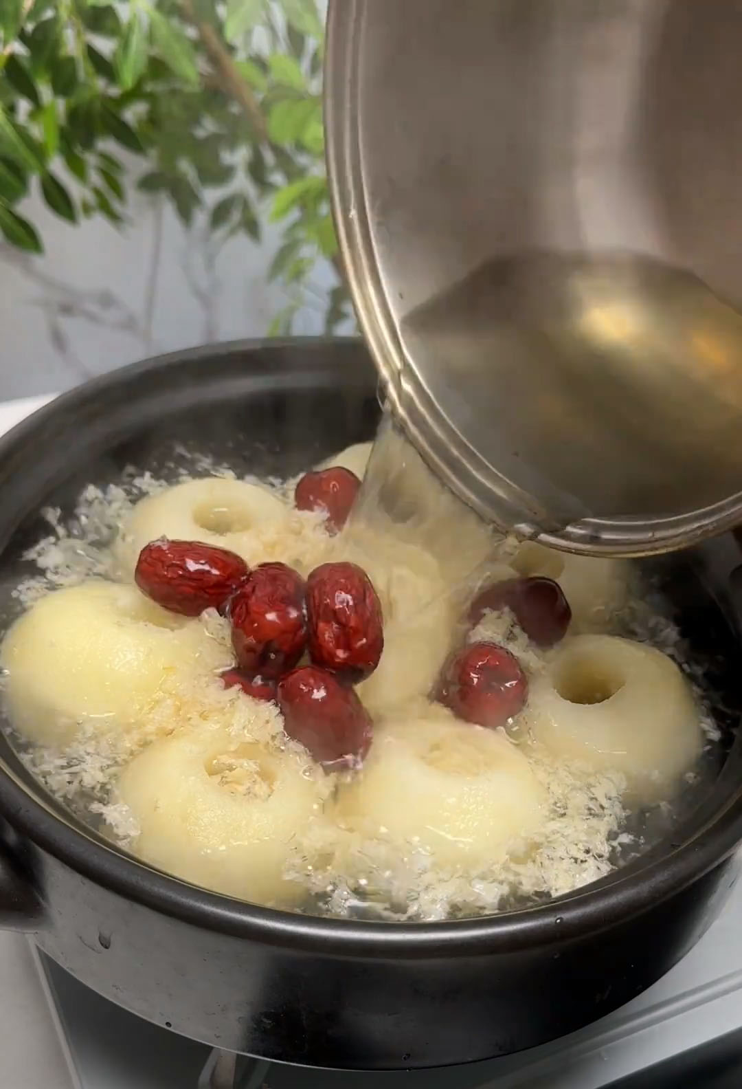 Add rock sugar according to taste, then pour in the pear skin water