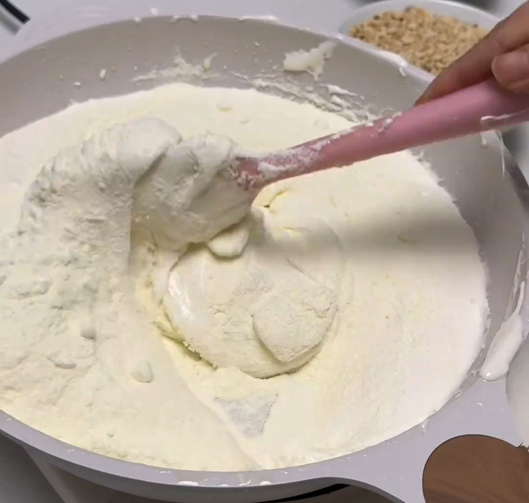 Add the full fat milk powder and quickly stir until there are no dry pockets left