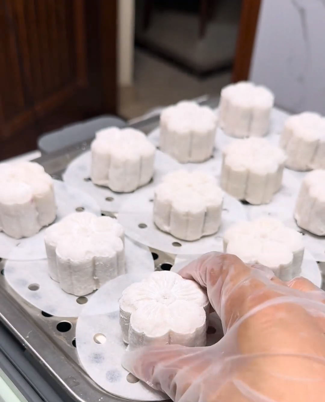 Arrange the shaped cakes in the steamer Arrange the shaped cakes in the steamer