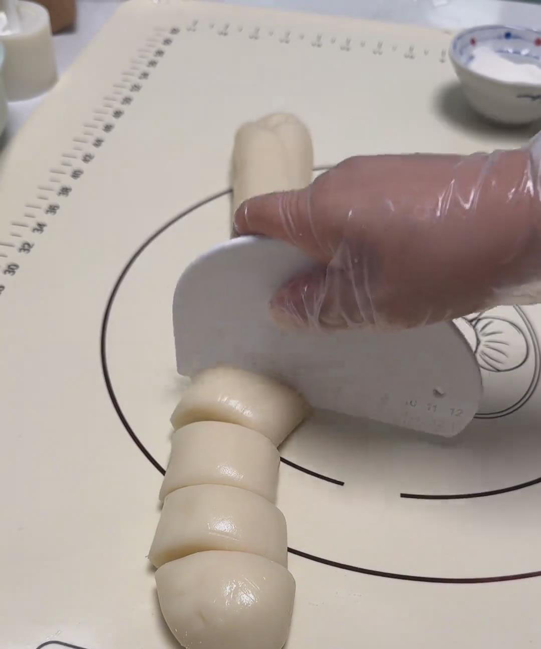 Divide the snow skin dough into portions