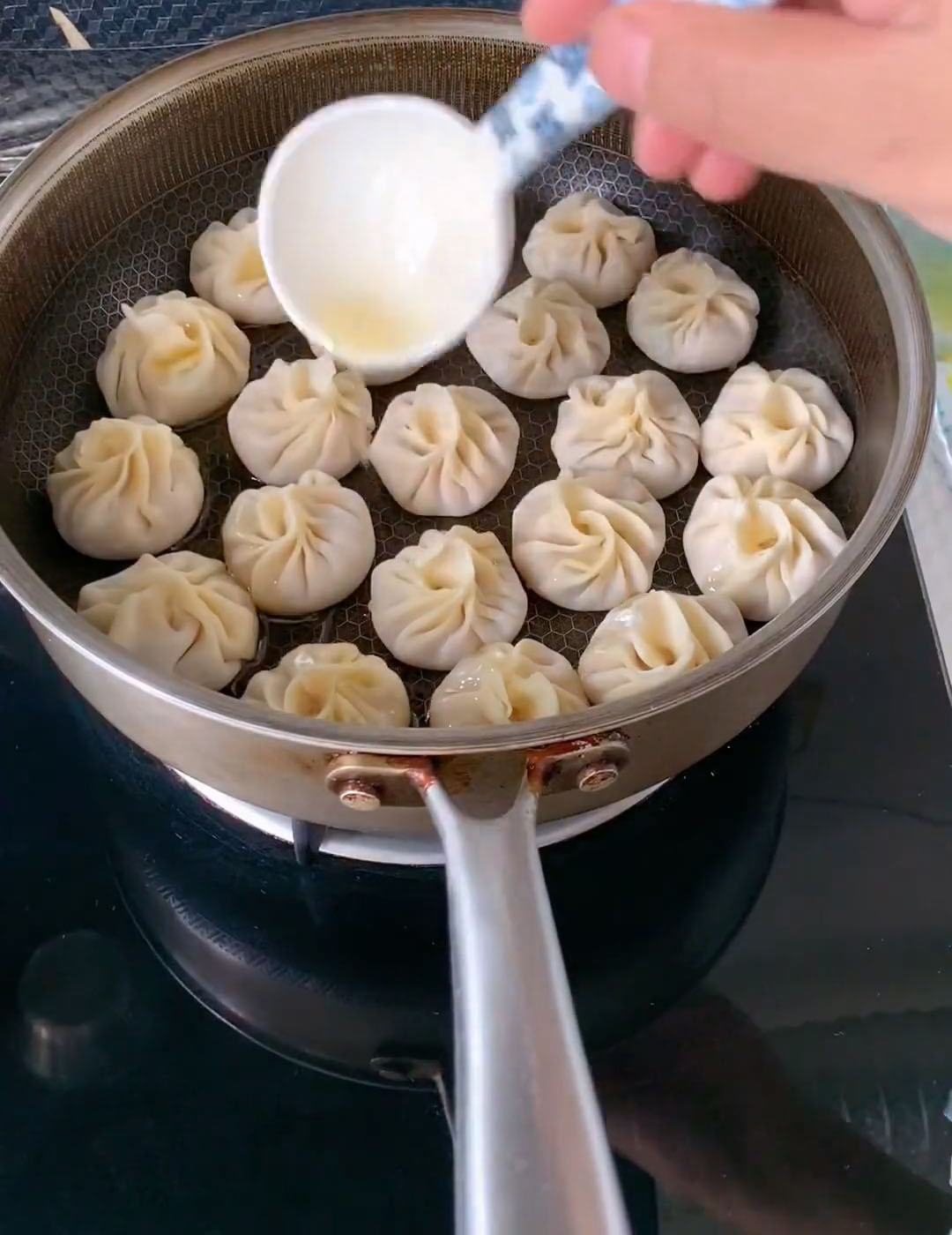 Drizzle cooking oil around the pan Drizzle cooking oil around the pan