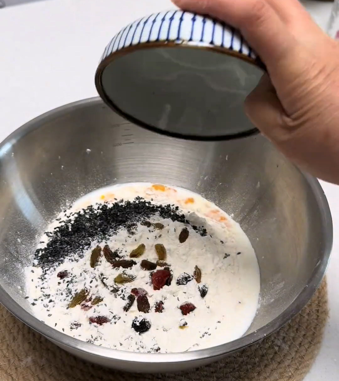 In a large bowl, add the milk, egg, yeast, sugar, and salt. Add the bread flour and black sesame seeds, then add the mixed dried fruit. In a large bowl, add the milk, egg, yeast, sugar, and salt. Add the bread flour and black sesame seeds, then add the mixed dried fruit.