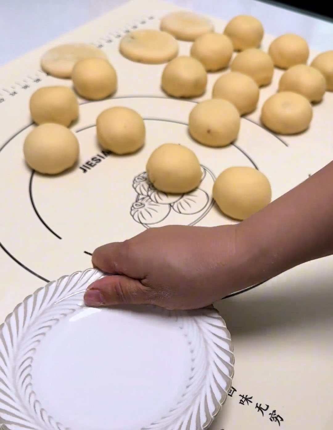 Lightly press the bun with a flat plate