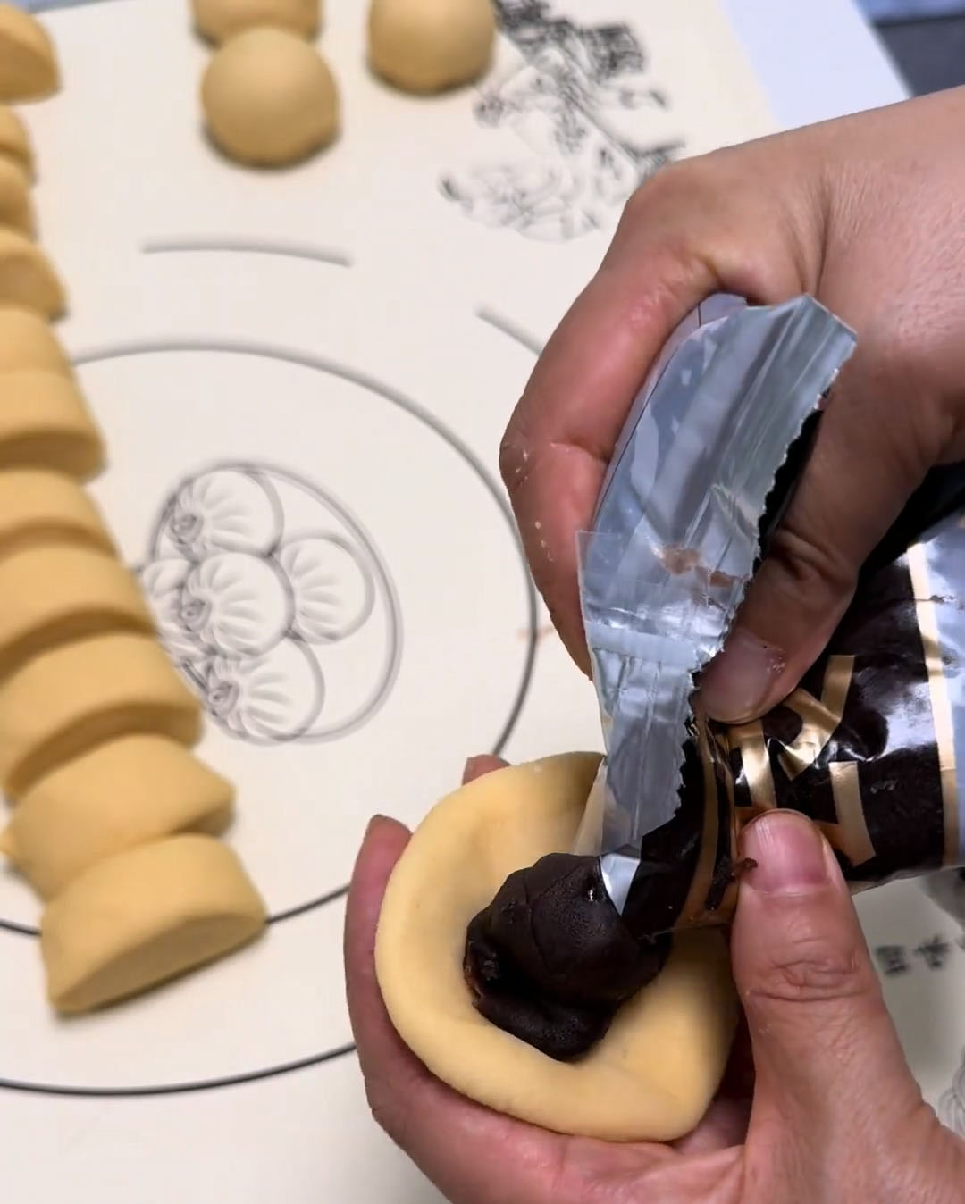 Place an appropriate amount of red bean paste in the centre