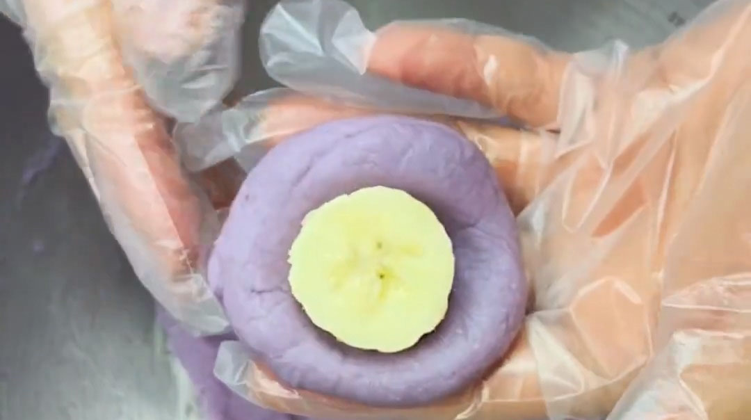 Place one piece of banana in the center of the disc