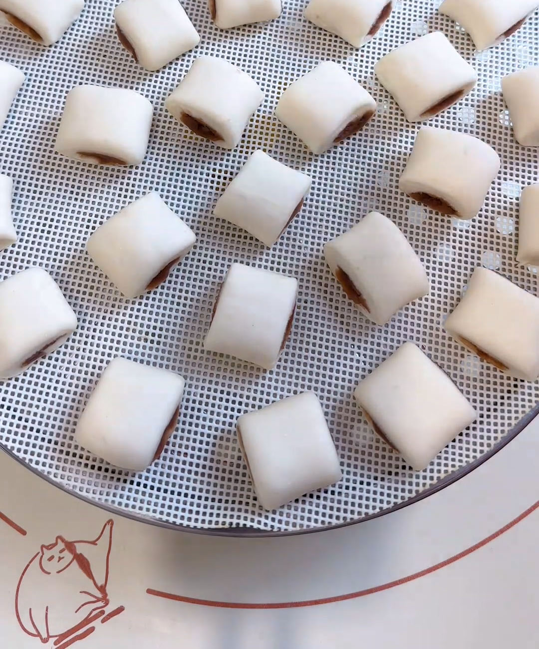 Place the buns with about 2 cm spacing to prevent sticking Place the buns with about 2 cm spacing to prevent sticking