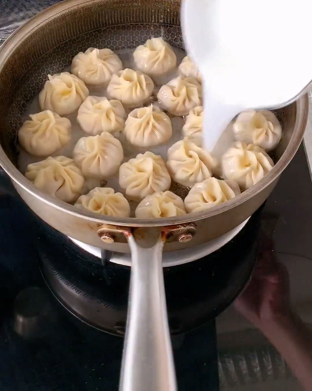 Pour the prepared starch slurry into the pan Pour the prepared starch slurry into the pan