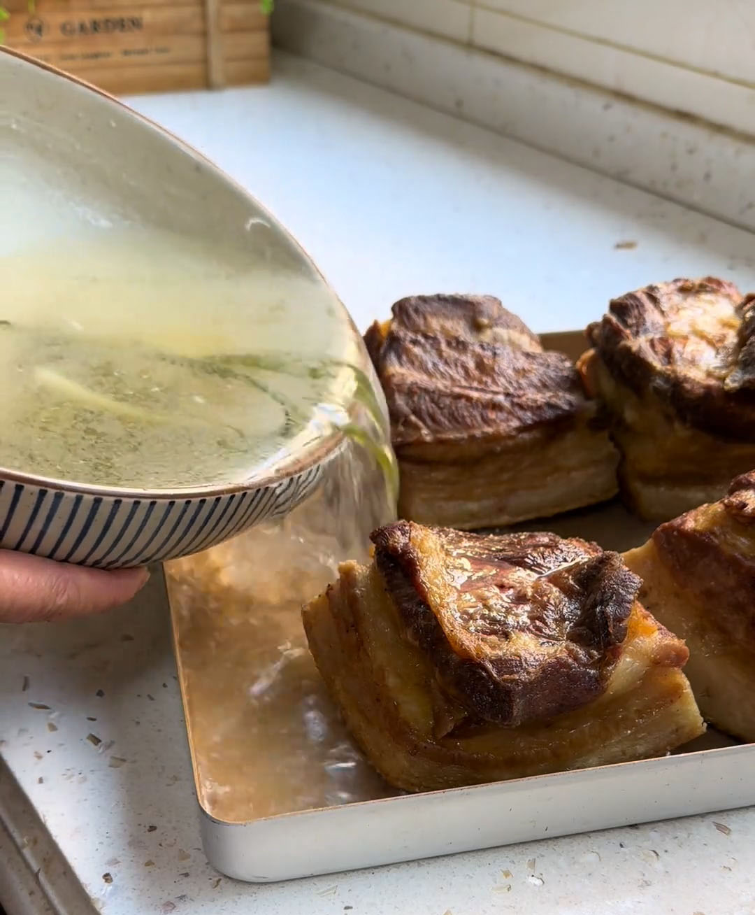 Pour the reserved pork boiling liquid into a pot with the fried pork