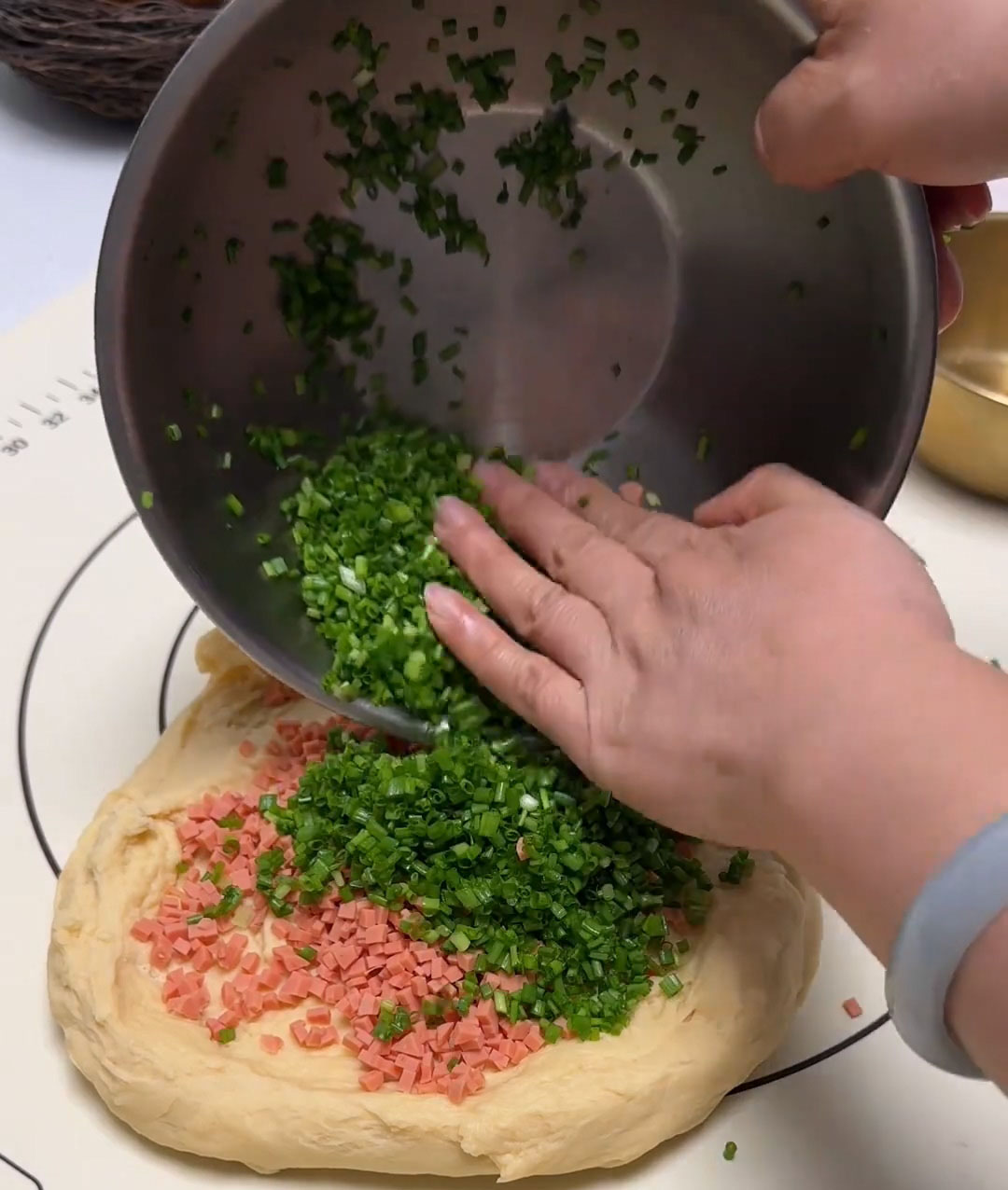 Scatter the diced ham and the baking soda-coated scallions evenly over the surface Scatter the diced ham and the baking soda coated scallions evenly over the surface