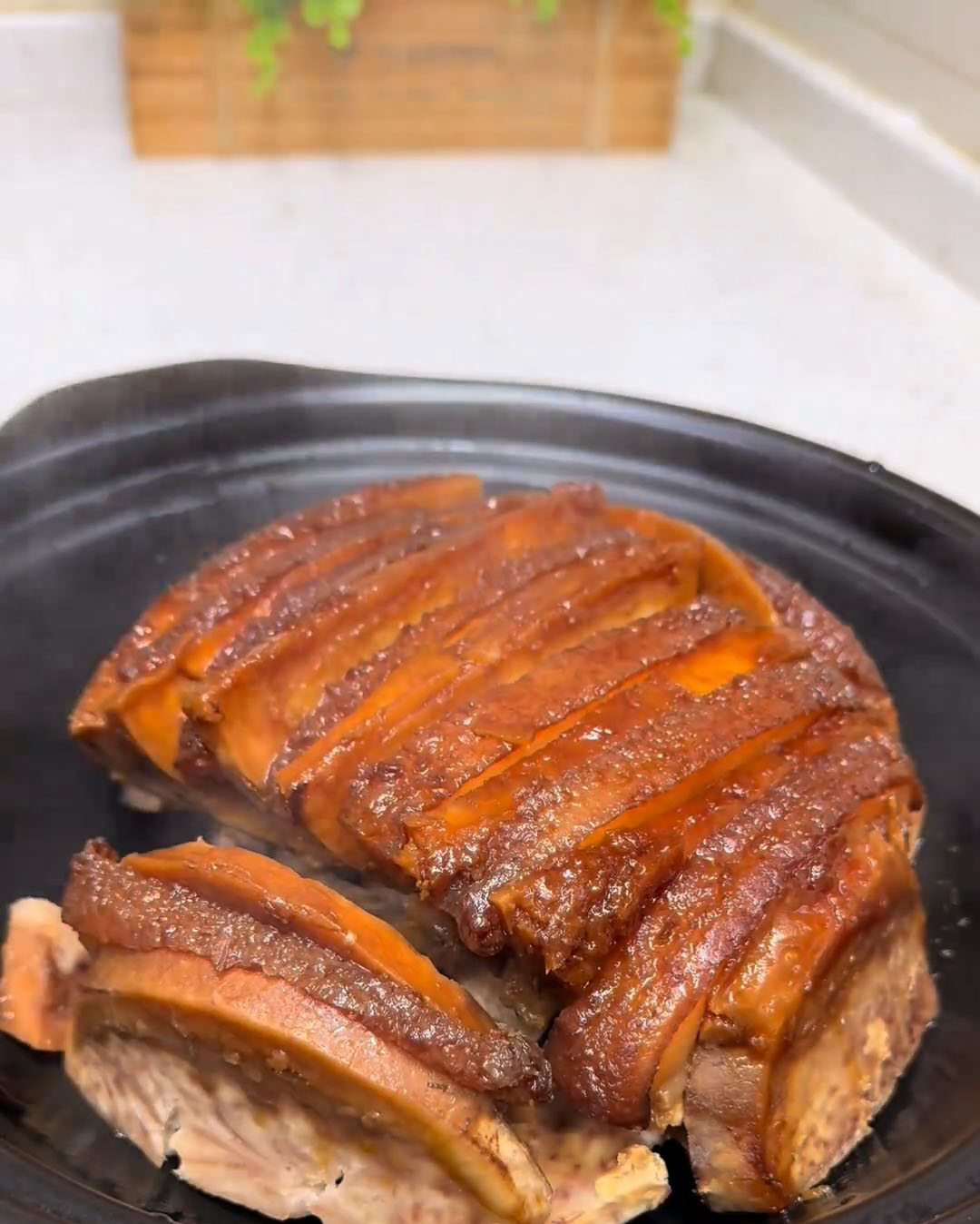 serve this dish in a preheated clay pot