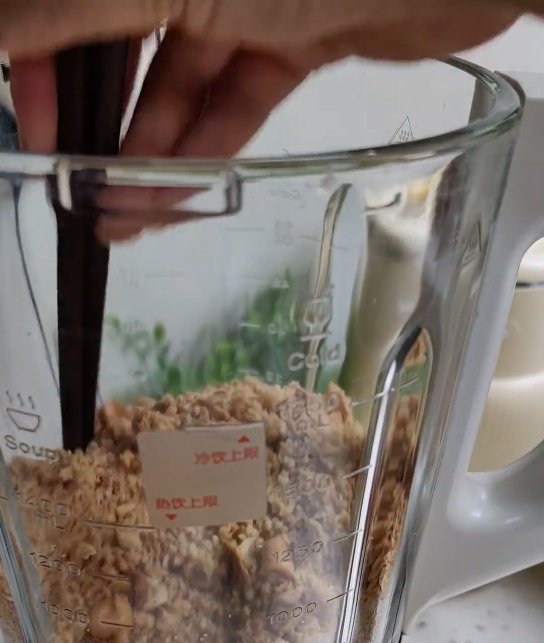 stir the peanuts with chopsticks