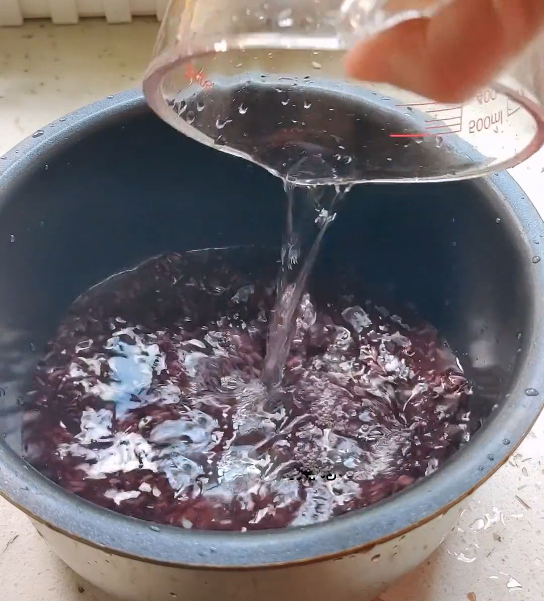 Transfer it to a rice cooker or pot, add 300ml of fresh water